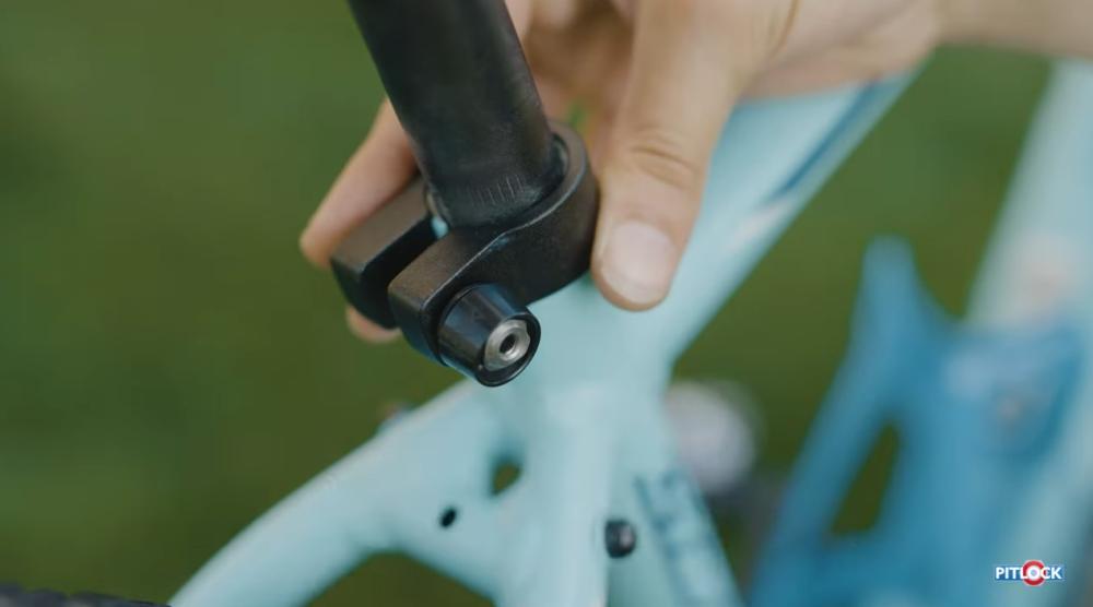 Pitlock Sattelschelle verbaut mit Endkappe